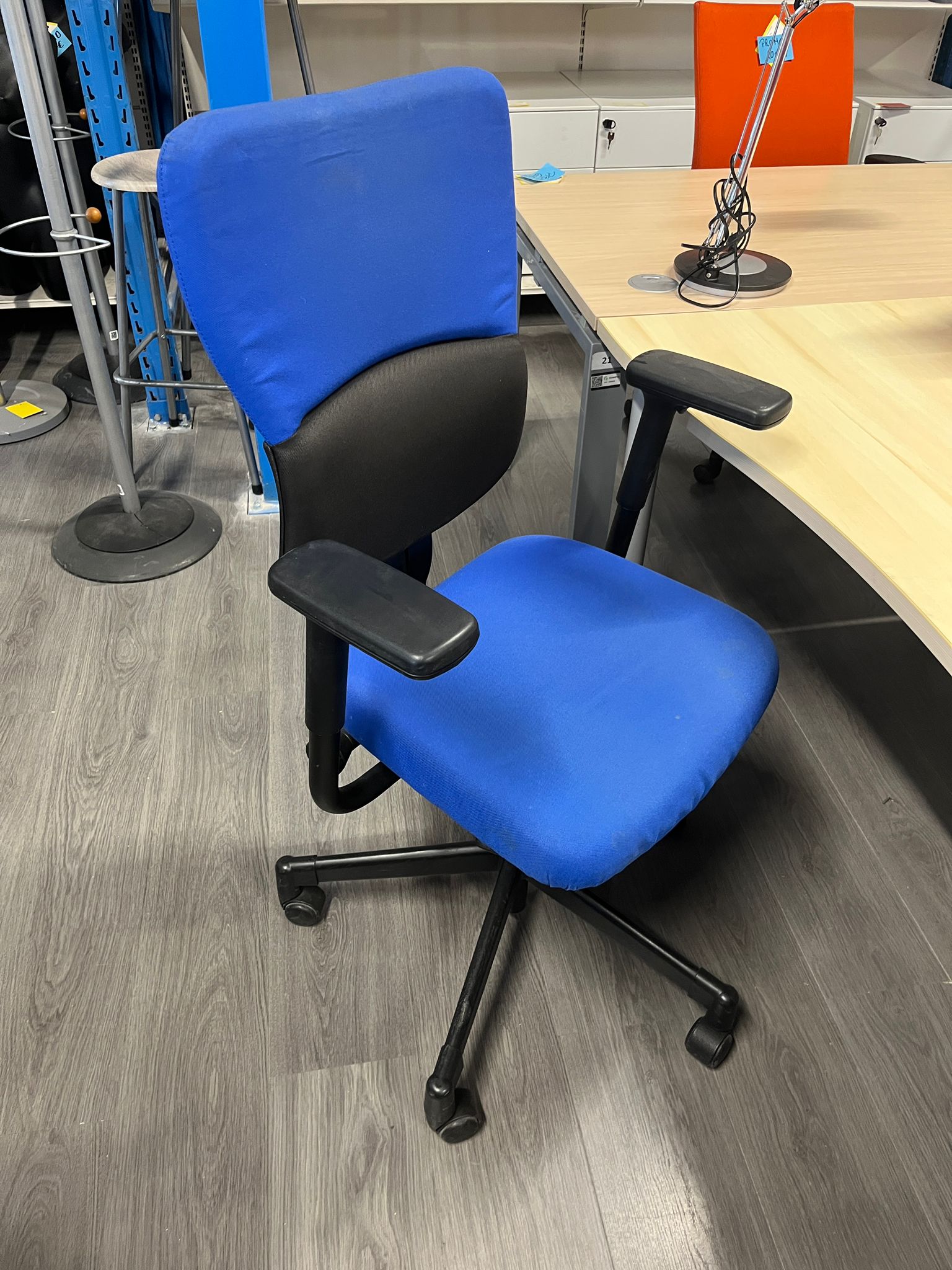 Chaise de bureau sur roulettes bleue en tissu – hauteur réglable