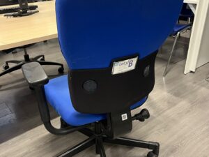 Chaise de bureau sur roulettes bleue en tissu – hauteur réglable
