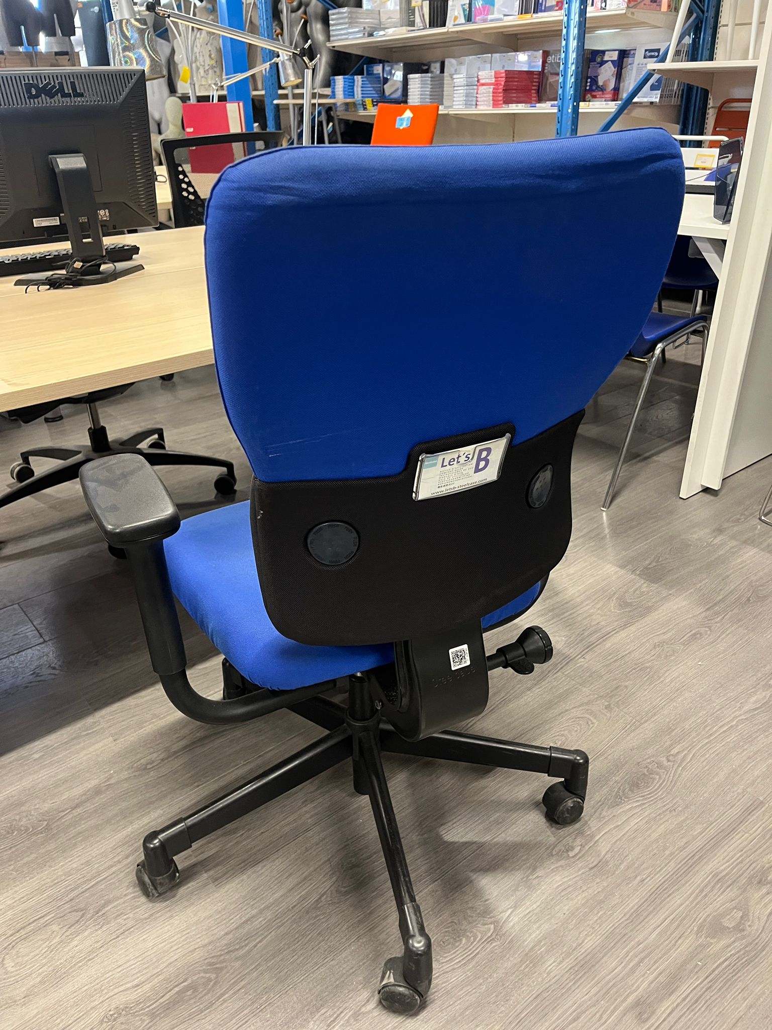Chaise de bureau sur roulettes bleue en tissu – hauteur réglable