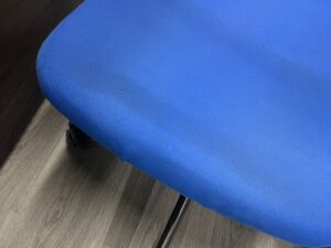 Chaise de bureau sur roulettes bleue en tissu – hauteur réglable