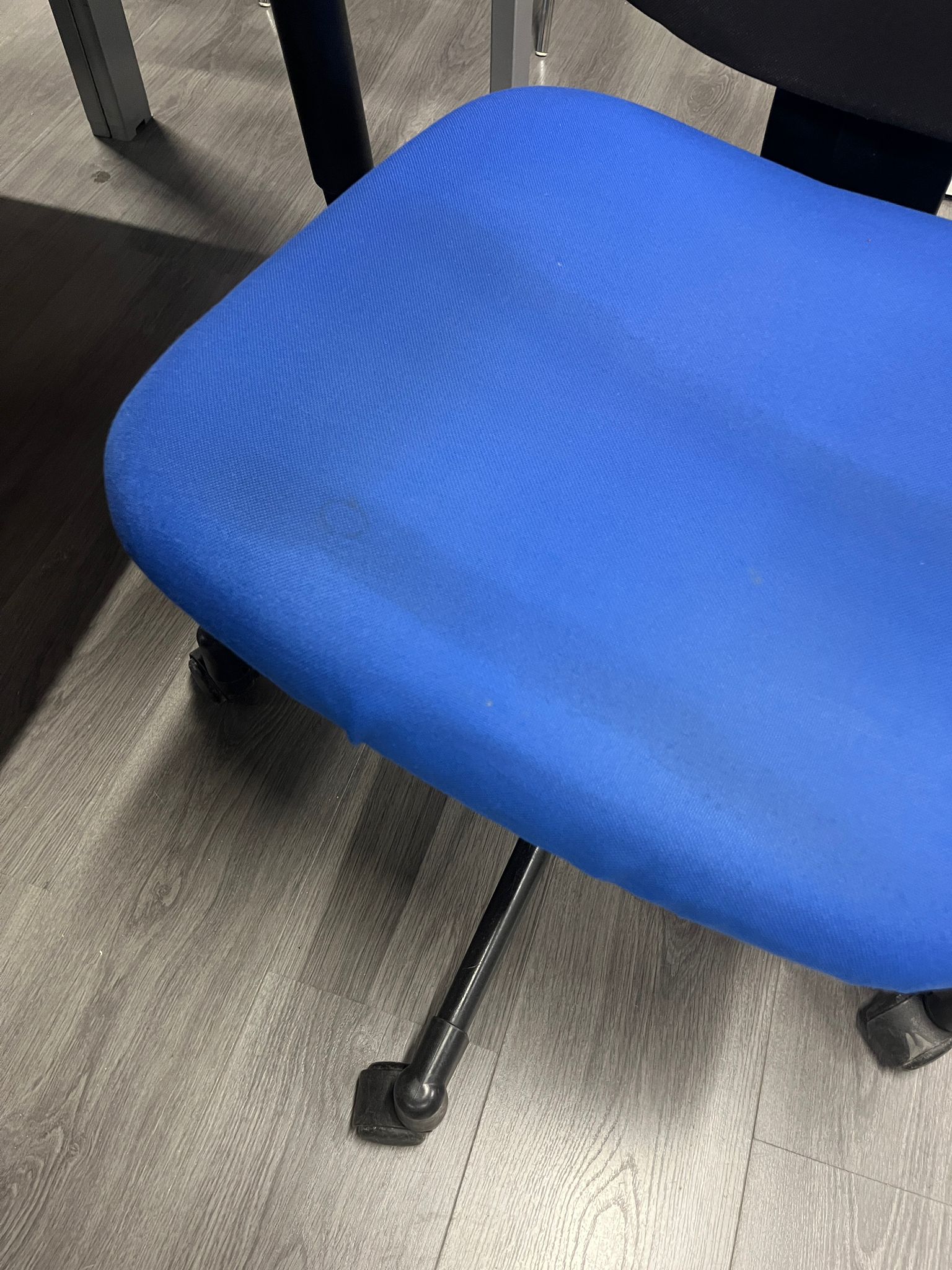 Chaise de bureau sur roulettes bleue en tissu – hauteur réglable
