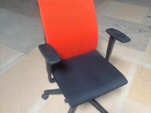 Chaise de bureau Haworth sur roulettes – Noir et orange
