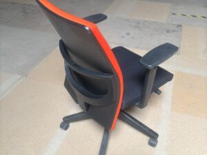 Chaise de bureau Haworth sur roulettes – Noir et orange