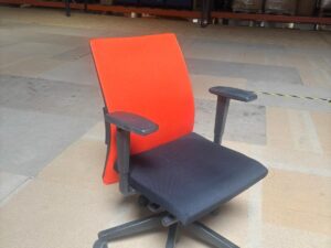 Chaise de bureau Haworth sur roulettes – Noir et orange