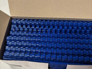 Peignes plastiques Lyreco 12 mm – 21 anneaux – Bleu (lot de 100)