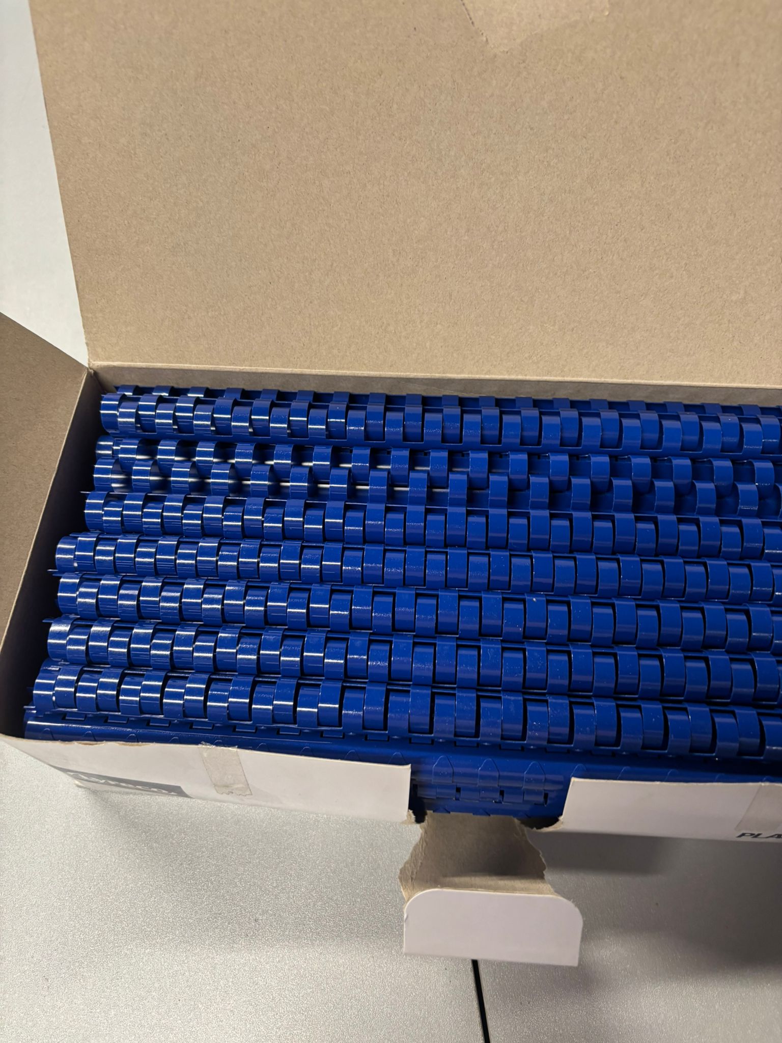 Peignes plastiques Lyreco 12 mm – 21 anneaux – Bleu (lot de 100)