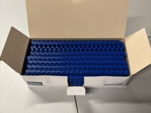 Peignes plastiques Lyreco 12 mm – 21 anneaux – Bleu (lot de 100)
