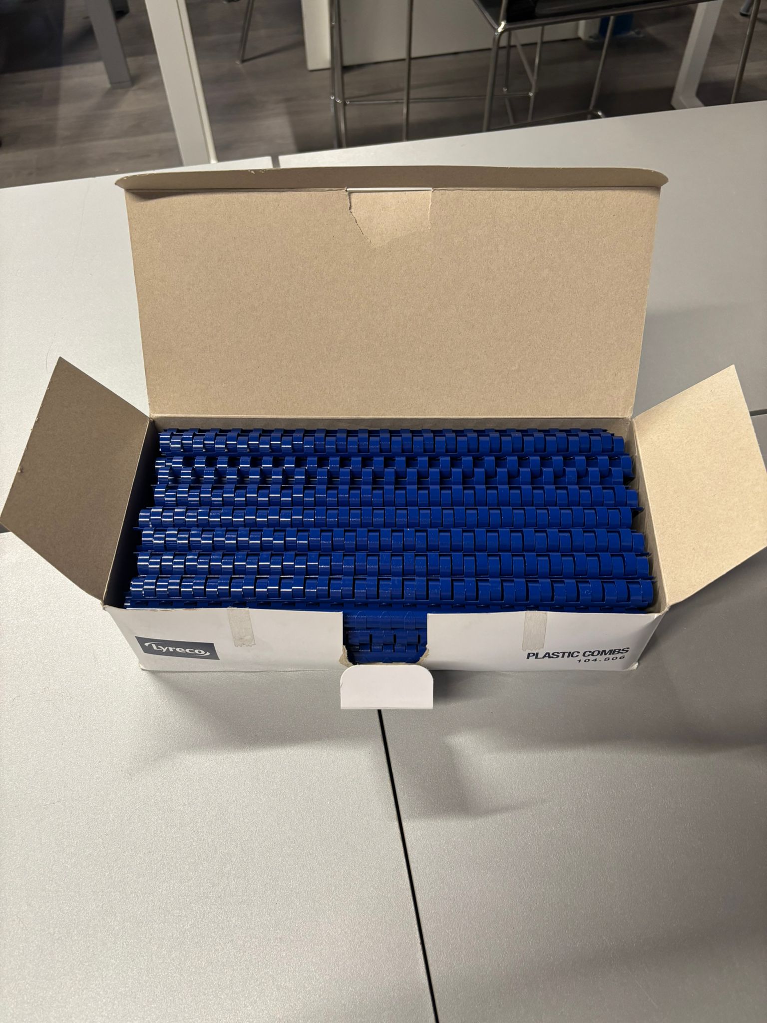 Peignes plastiques Lyreco 12 mm – 21 anneaux – Bleu (lot de 100)