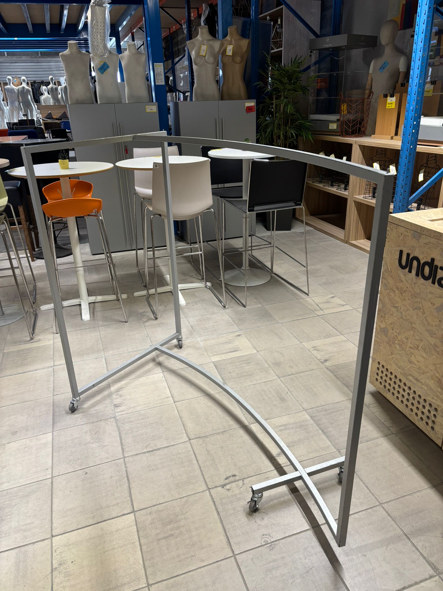 Portant sur roulettes gris métallique avec retour asymétrique – L140 x H130 cm