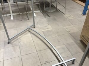 Portant sur roulettes gris métallique avec retour asymétrique – L140 x H130 cm