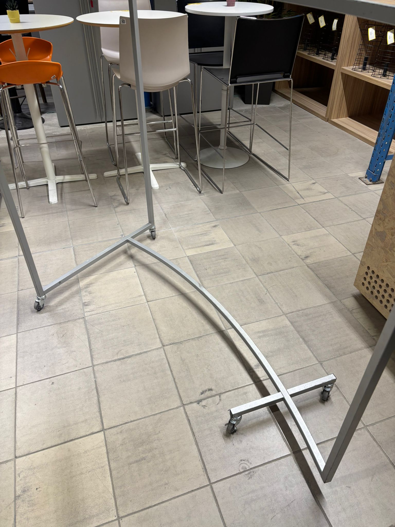 Portant sur roulettes gris métallique avec retour asymétrique – L140 x H130 cm