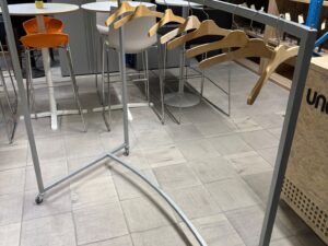 Portant sur roulettes gris métallique avec retour asymétrique – L140 x H130 cm