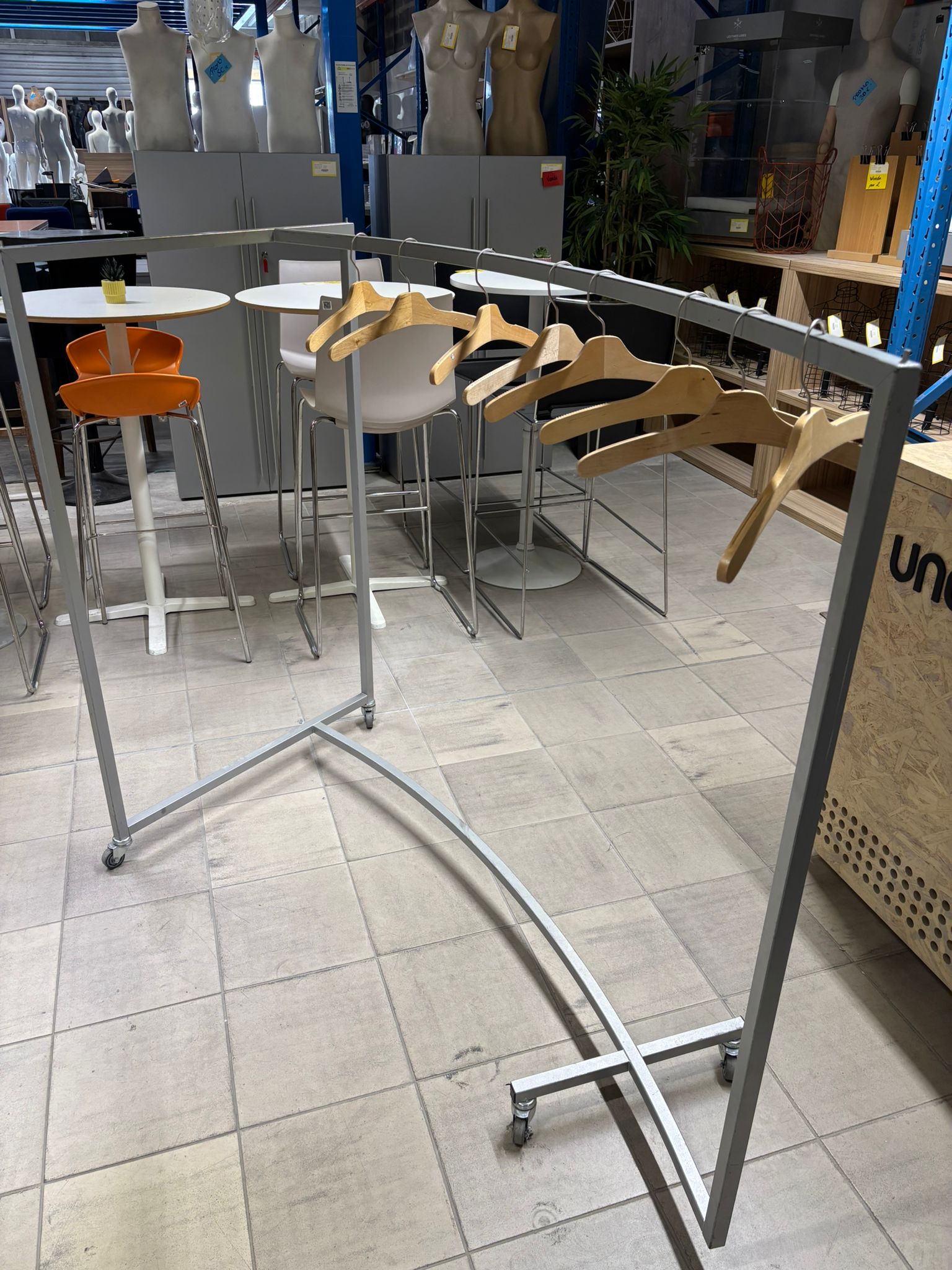 Portant sur roulettes gris métallique avec retour asymétrique – L140 x H130 cm