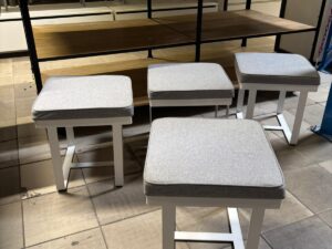 Tabouret avec structure métallique blanche et coussin gris – Vendu à l’unité – H45 cm