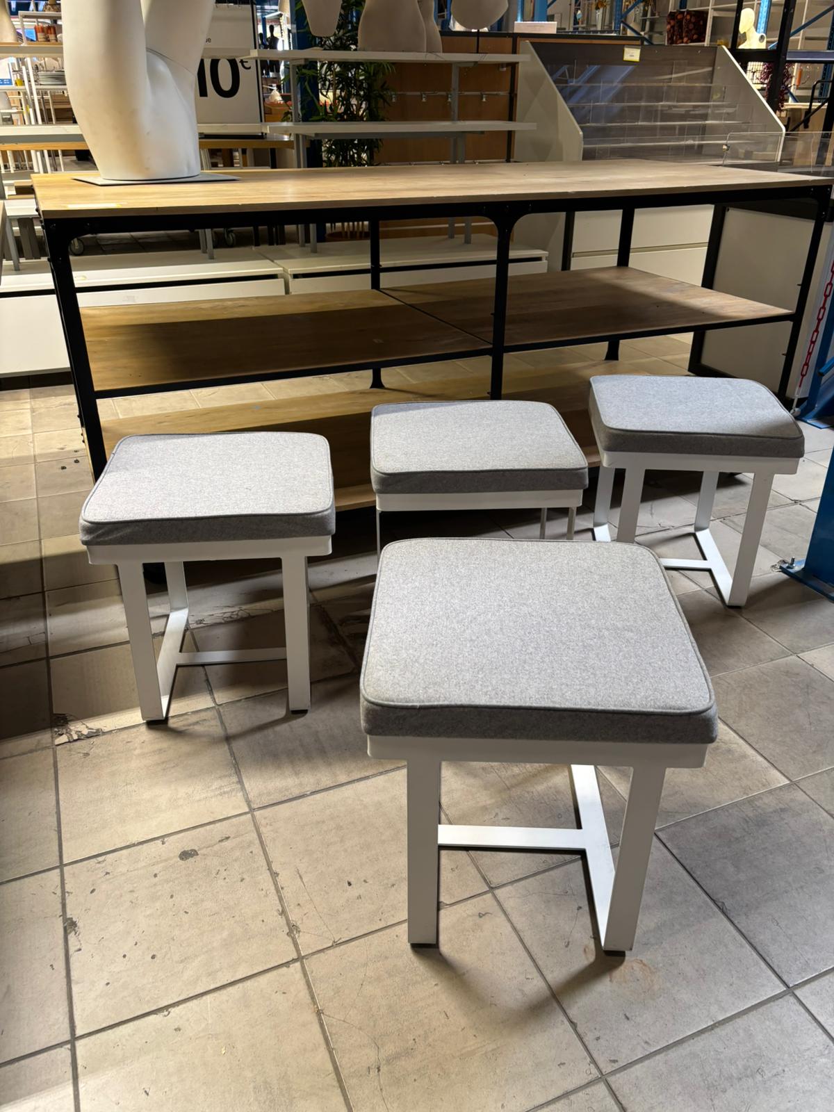 Tabouret avec structure métallique blanche et coussin gris – Vendu à l’unité – H45 cm