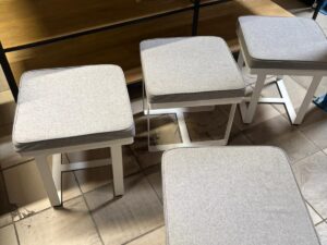 Tabouret avec structure métallique blanche et coussin gris – Vendu à l’unité – H45 cm