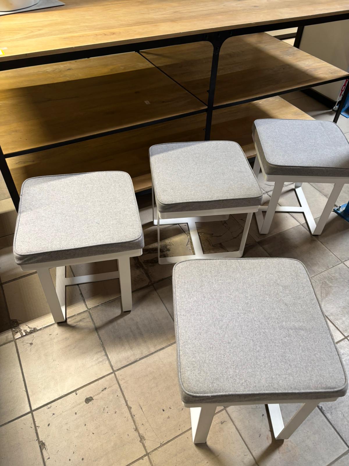 Tabouret avec structure métallique blanche et coussin gris – Vendu à l’unité – H45 cm