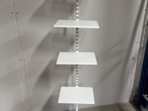 Présentoir métallique blanc à 4 niveaux réglables – H140 x L40 x P30 cm
