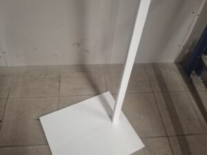 Présentoir droit métallique blanc soudé – Non démontable
