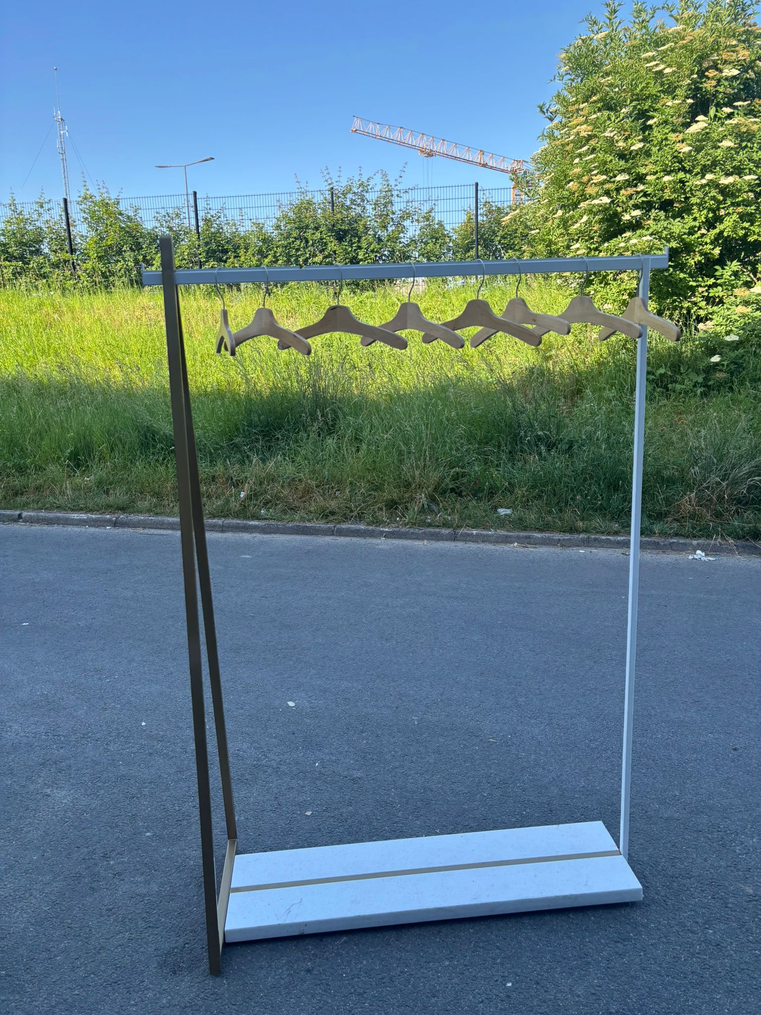 Portant droit blanc et doré avec socle effet marbré – H156 x L115 x P43 cm