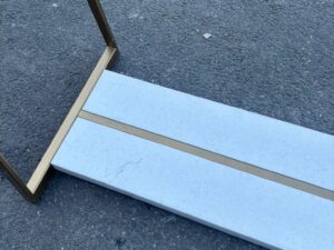 Portant droit blanc et doré avec socle effet marbré – H156 x L115 x P43 cm