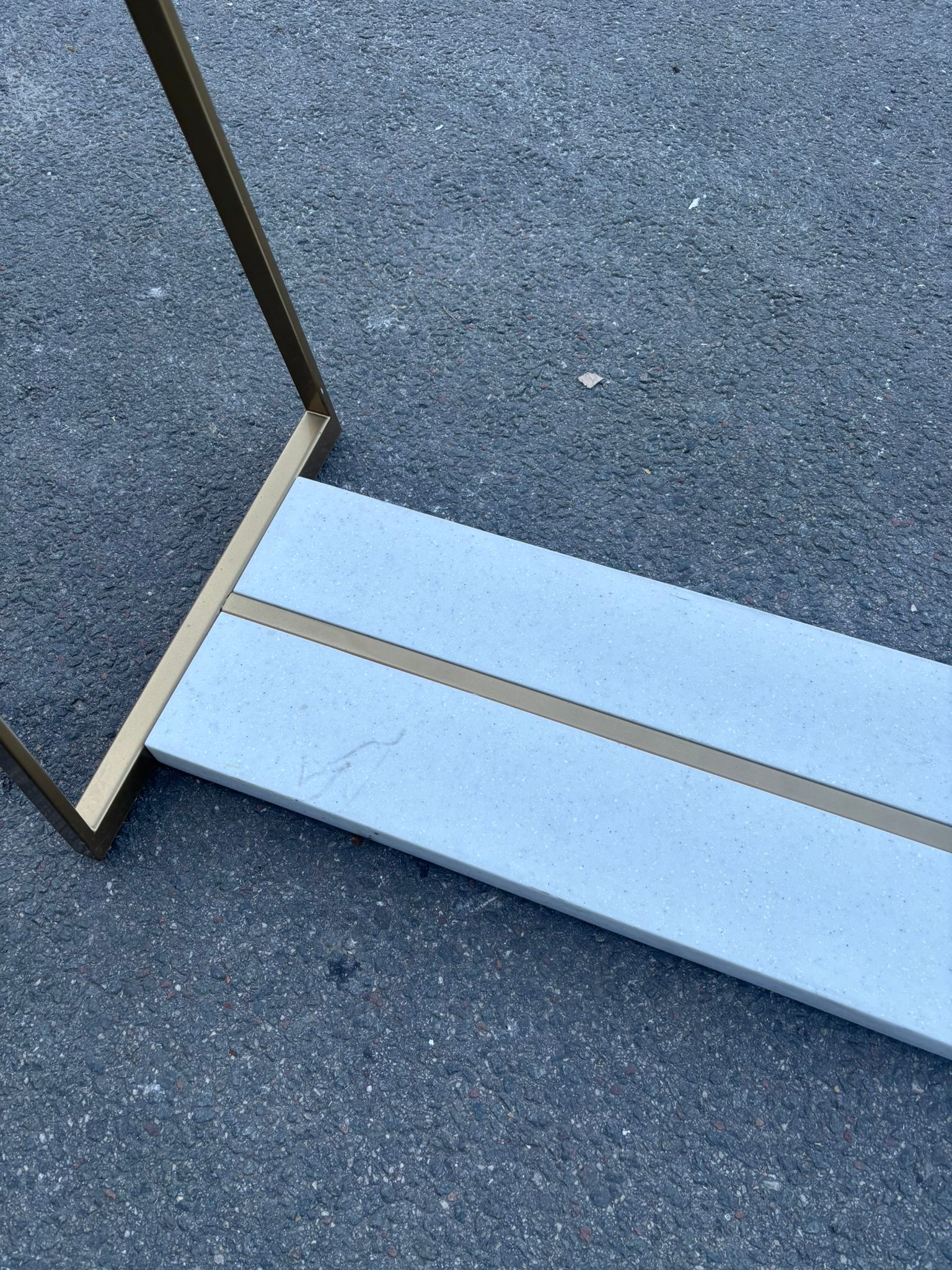 Portant droit blanc et doré avec socle effet marbré – H156 x L115 x P43 cm