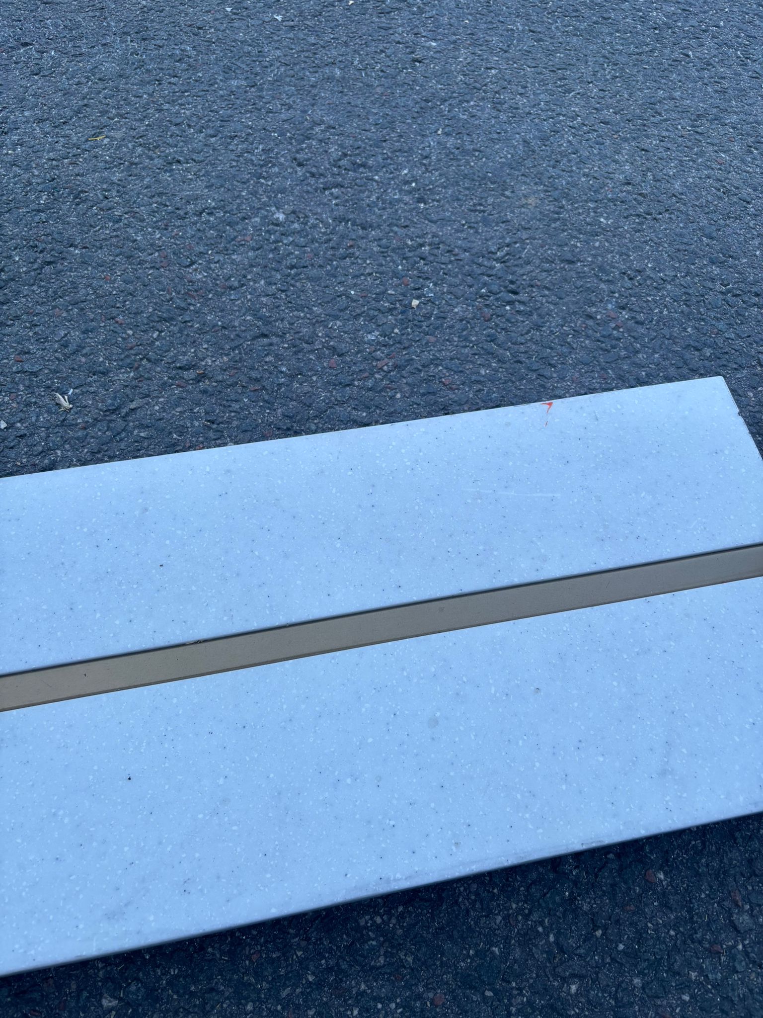 Portant droit blanc et doré avec socle effet marbré – H156 x L115 x P43 cm