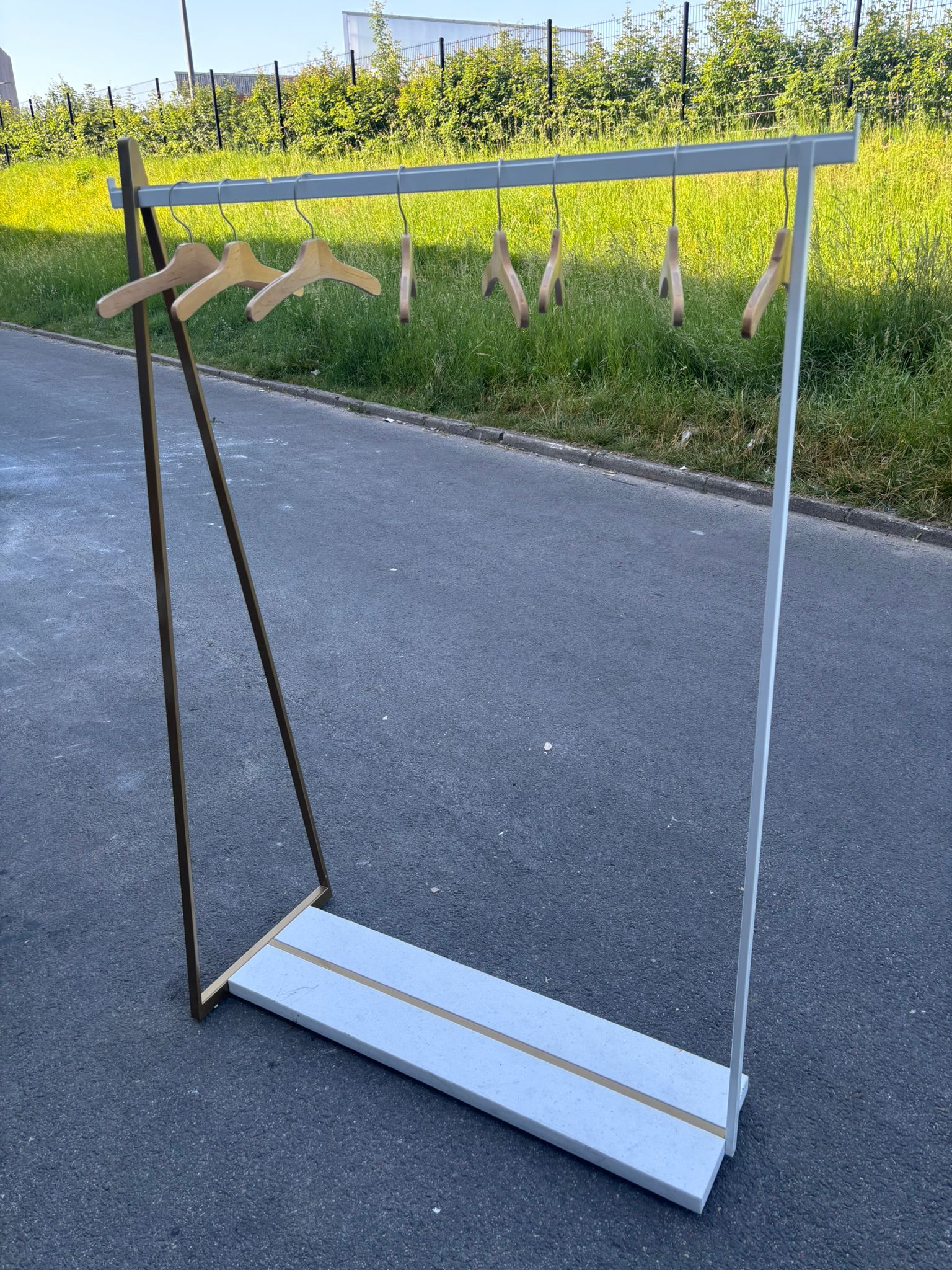 Portant droit blanc et doré avec socle effet marbré – H156 x L115 x P43 cm