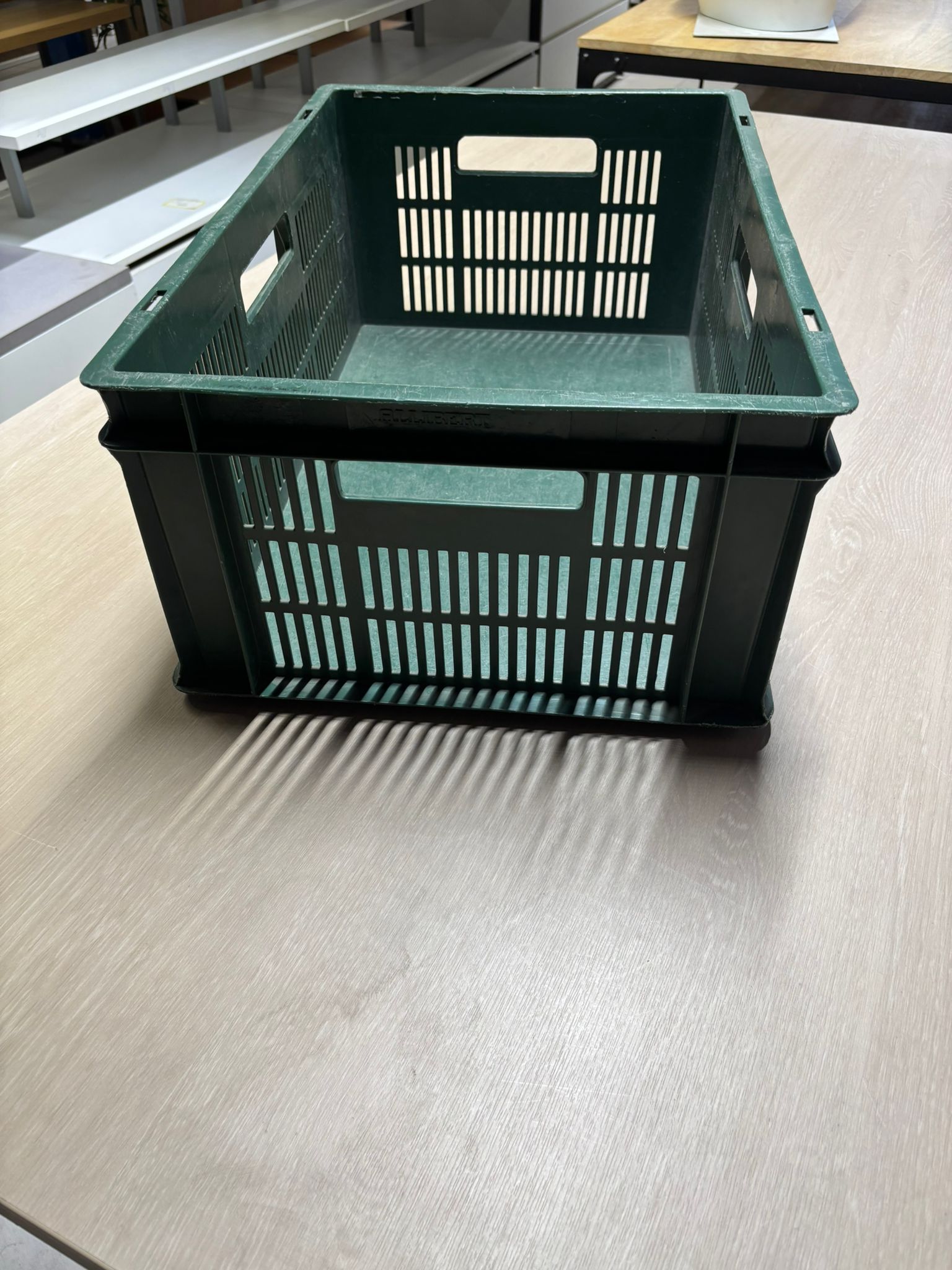 Caisse de manutention Allibert verte – H23 x L60 x l40 cm