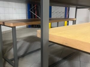 Lot de 3 tables de présentation bois et structure métallique taupe – L180 x l80 x H85 cm