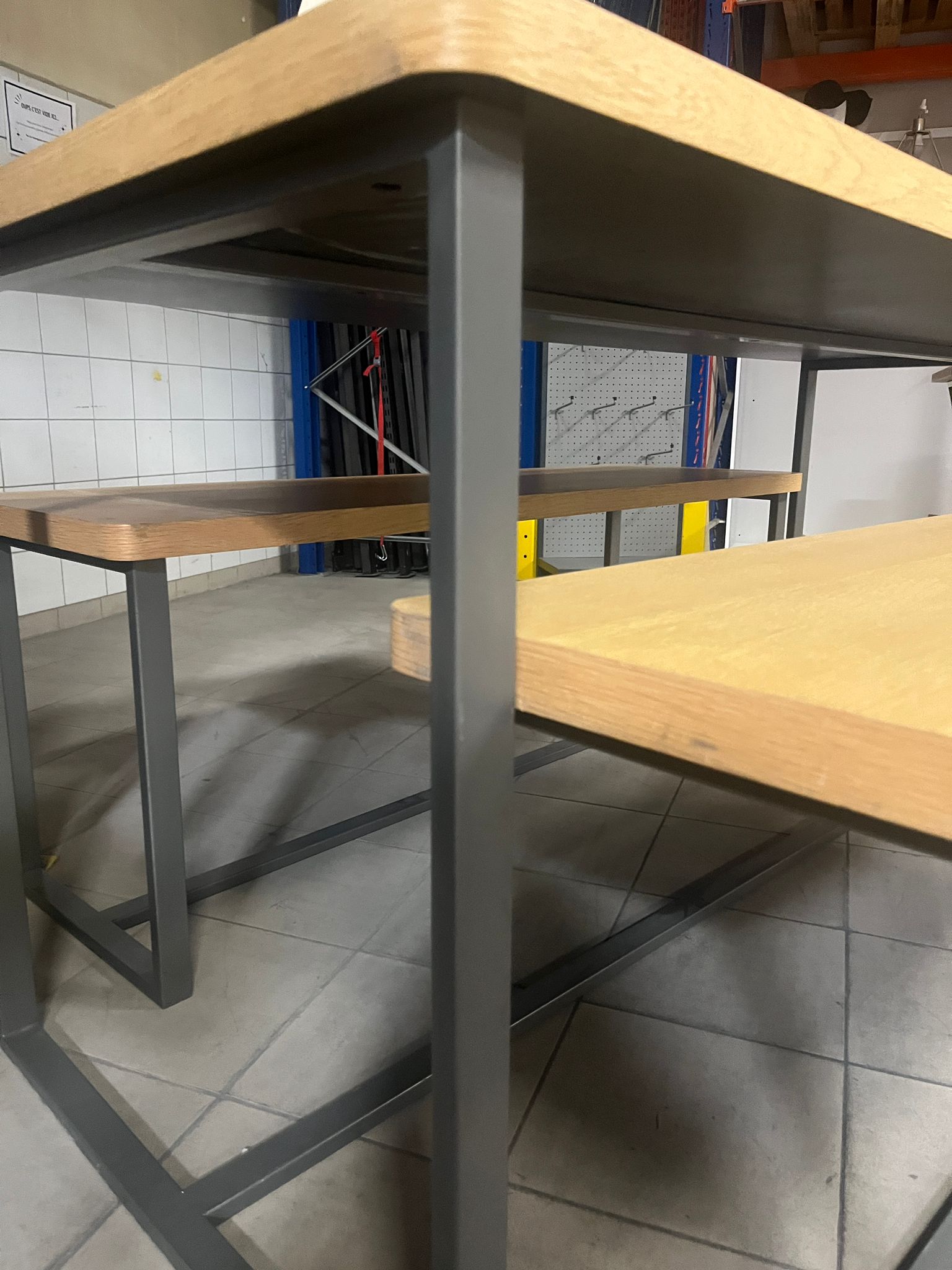 Lot de 3 tables de présentation bois et structure métallique taupe – L180 x l80 x H85 cm