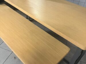 Lot de 3 tables de présentation bois et structure métallique taupe – L180 x l80 x H85 cm