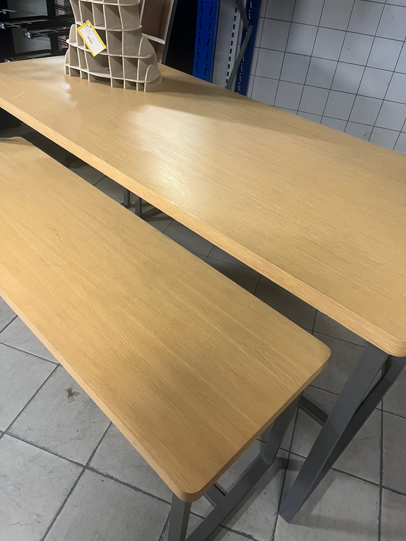 Lot de 3 tables de présentation bois et structure métallique taupe – L180 x l80 x H85 cm