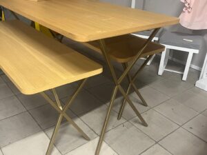 Lot de 3 tables de présentation bois et structure métallique taupe – L180 x l80 x H85 cm