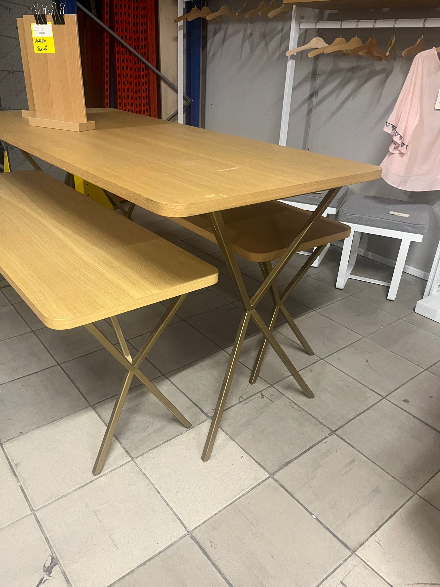 Lot de 3 tables de présentation bois et structure métallique taupe – L180 x l80 x H85 cm