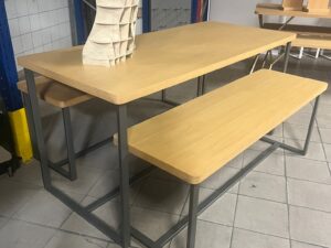 Lot de 3 tables de présentation bois et structure métallique taupe – L180 x l80 x H85 cm