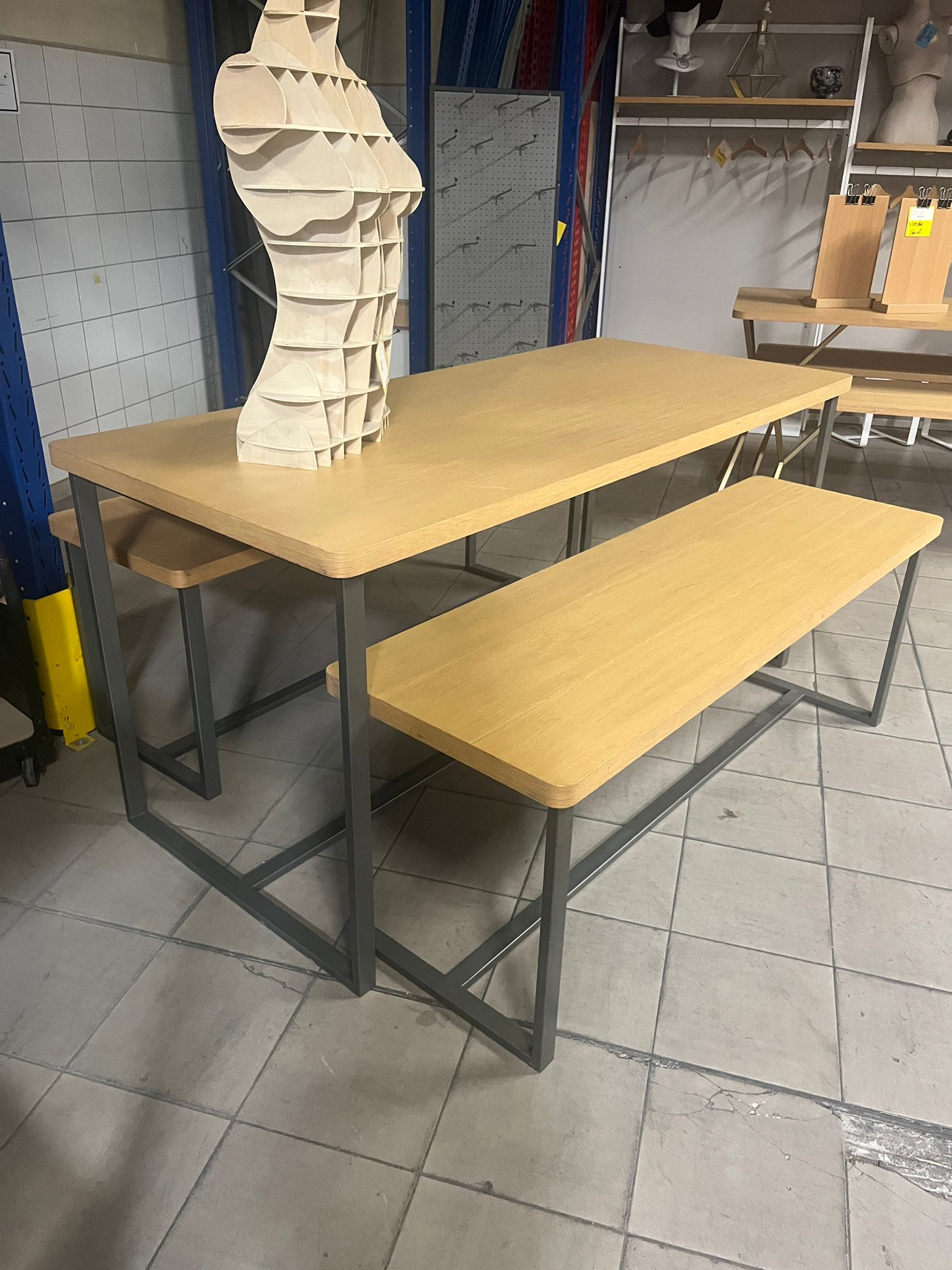Lot de 3 tables de présentation bois et structure métallique taupe – L180 x l80 x H85 cm