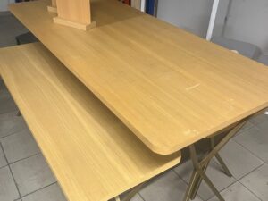 Lot de 3 tables de présentation bois et structure métallique taupe – L180 x l80 x H85 cm