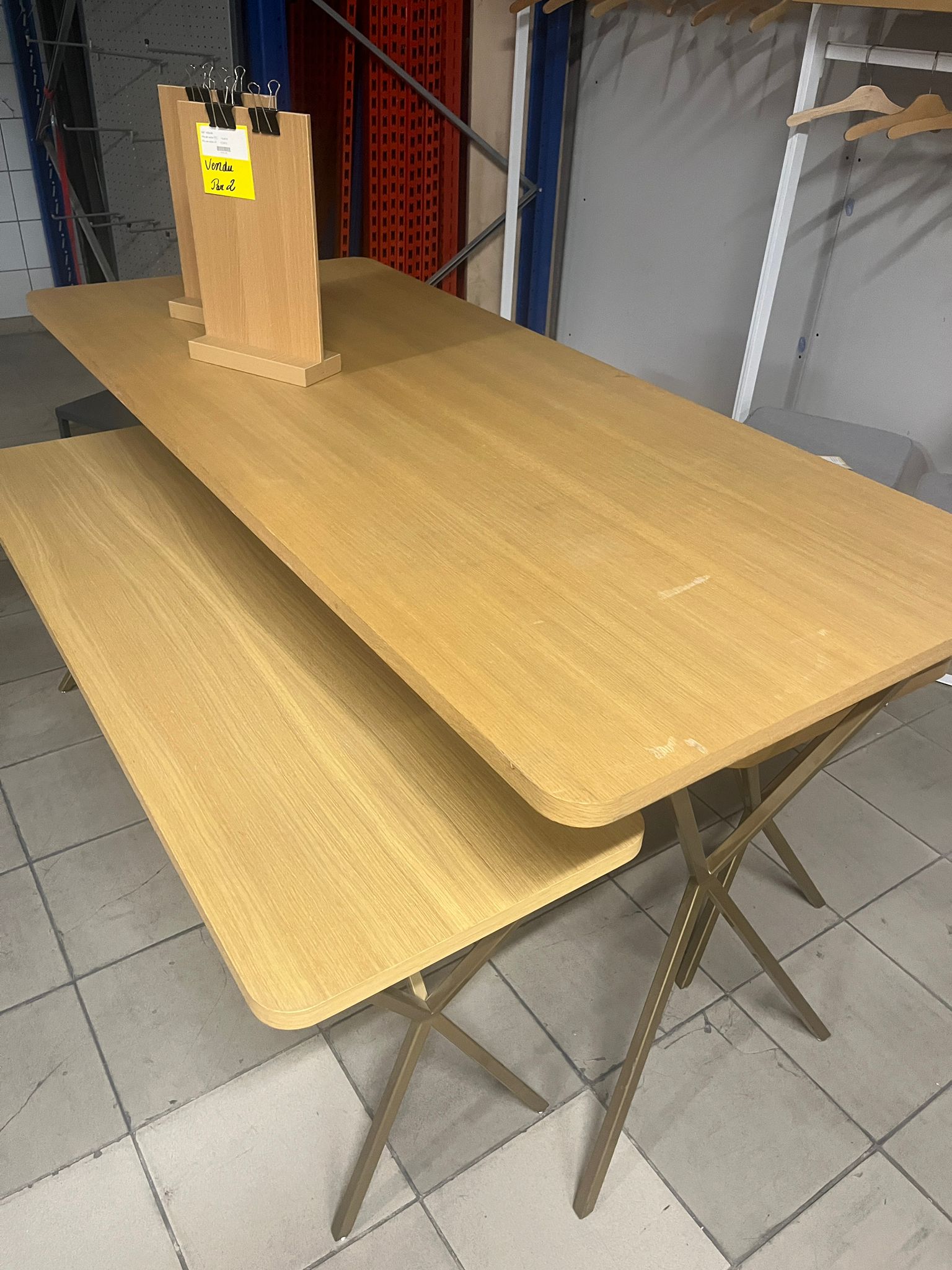 Lot de 3 tables de présentation bois et structure métallique taupe – L180 x l80 x H85 cm