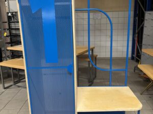 Meuble vestiaire bois et porte métallique bleue – L109 x P55 x H185 cm