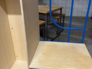 Meuble vestiaire bois et porte métallique bleue – L109 x P55 x H185 cm