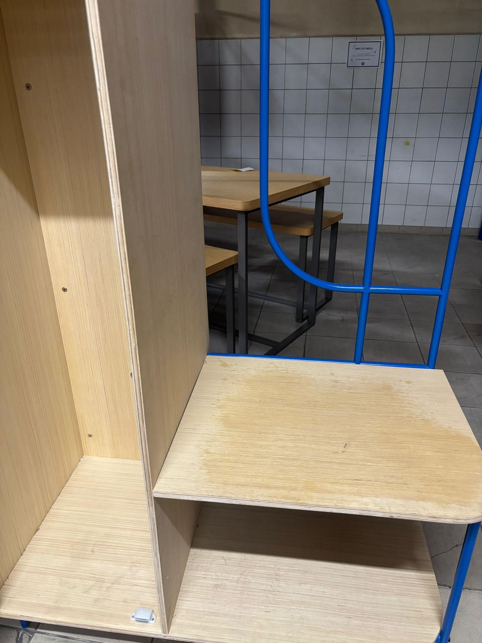 Meuble vestiaire bois et porte métallique bleue – L109 x P55 x H185 cm