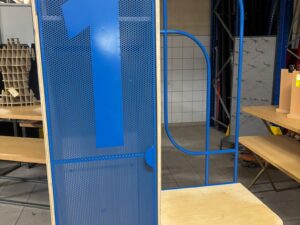 Meuble vestiaire bois et porte métallique bleue – L109 x P55 x H185 cm