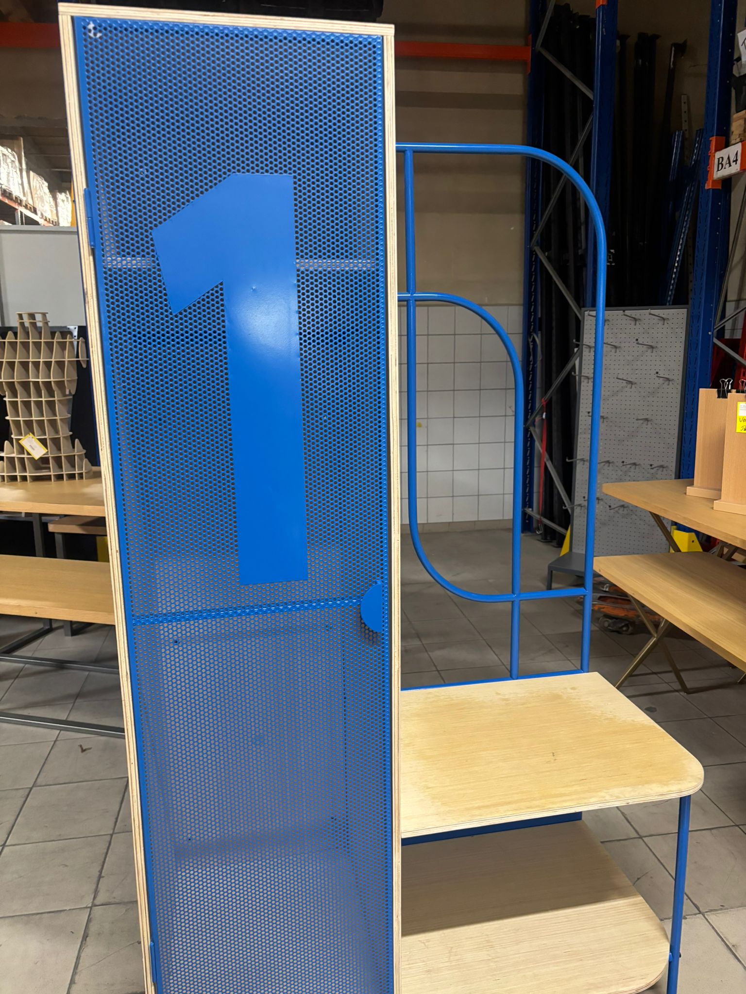 Meuble vestiaire bois et porte métallique bleue – L109 x P55 x H185 cm