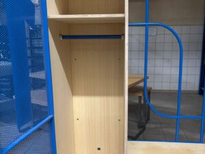 Meuble vestiaire bois et porte métallique bleue – L109 x P55 x H185 cm