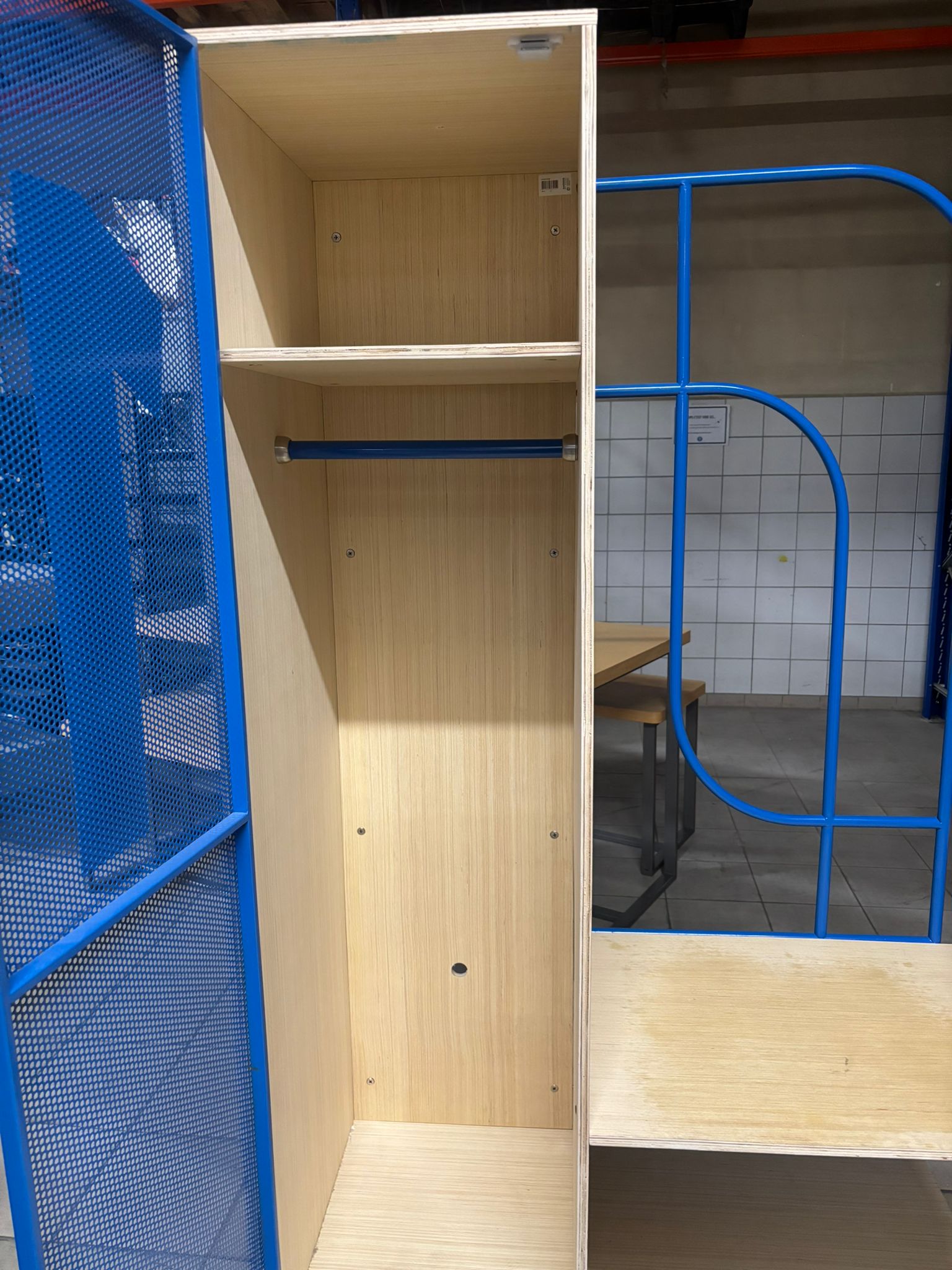 Meuble vestiaire bois et porte métallique bleue – L109 x P55 x H185 cm