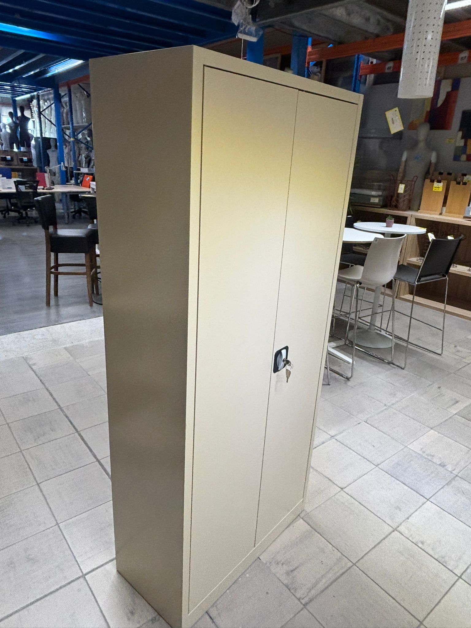 Armoire haute de bureau métallique beige avec clé – L80 x P38 x H180 cm