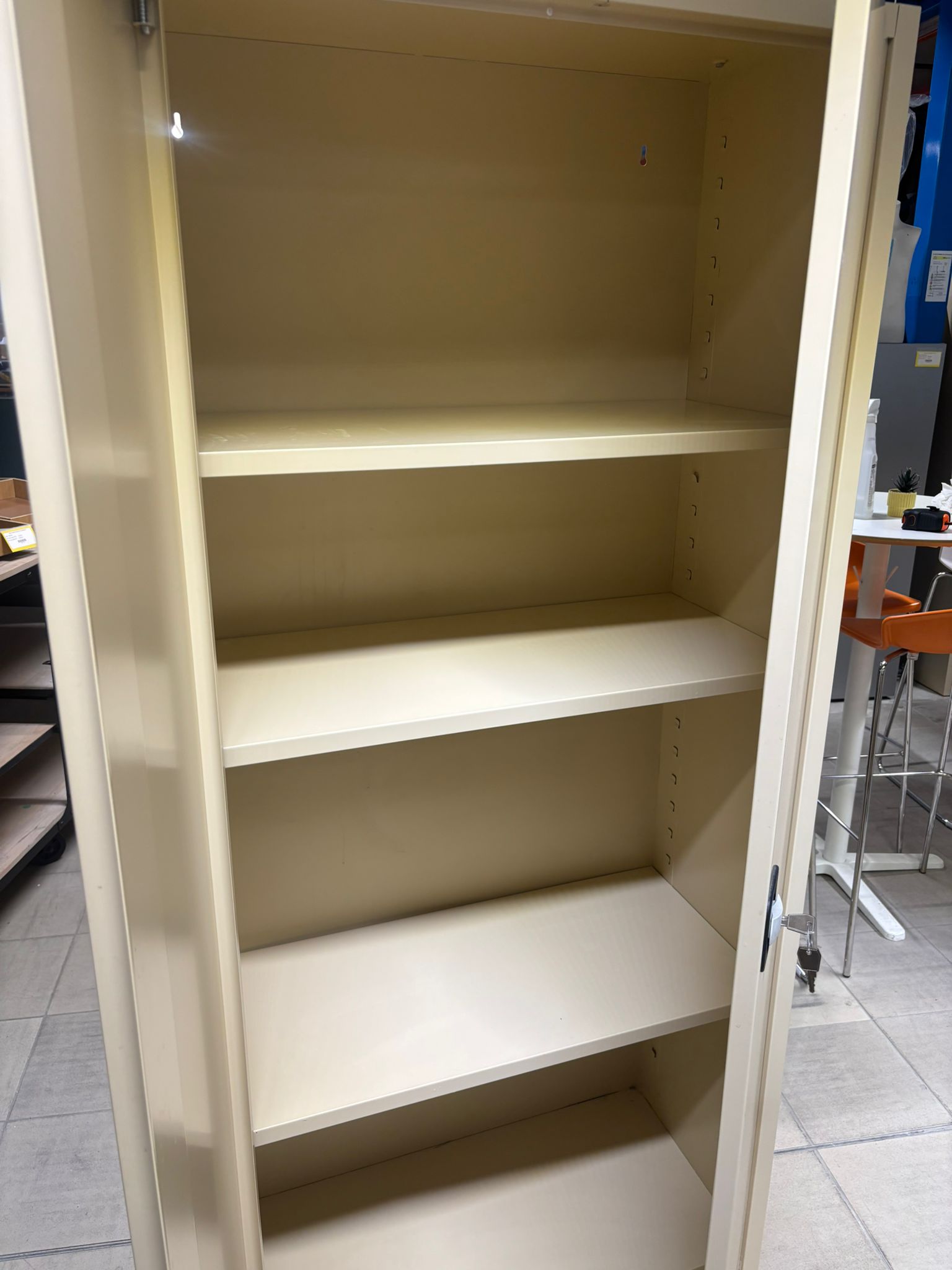 Armoire haute de bureau métallique beige avec clé – L80 x P38 x H180 cm