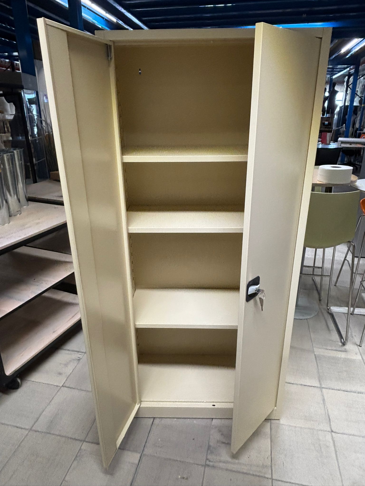 Armoire haute de bureau métallique beige avec clé – L80 x P38 x H180 cm
