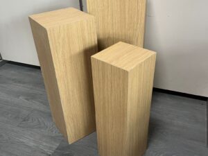 Lot de 3 podiums de présentation en bois – H65 / 75 / 85 cm